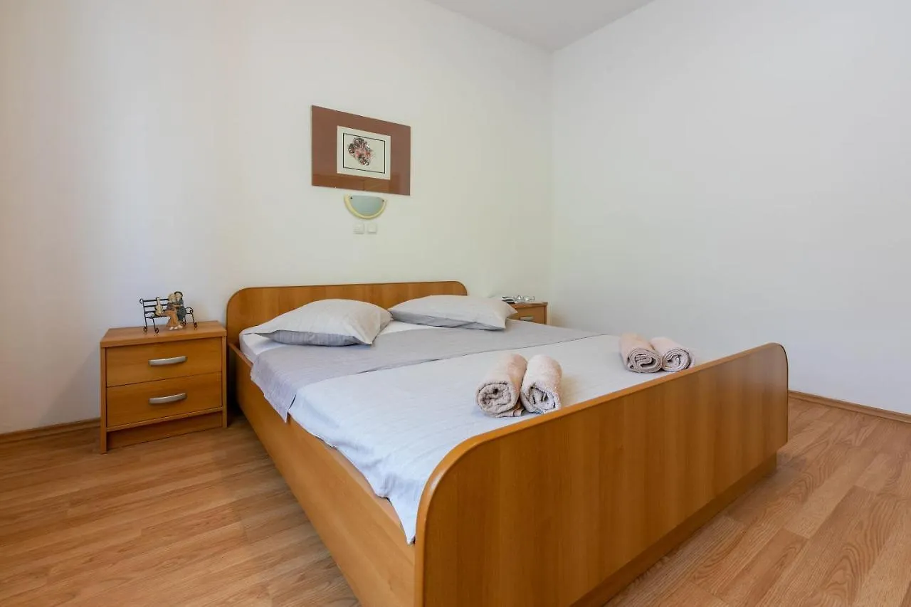 Apartments Anica لوبار 0*,