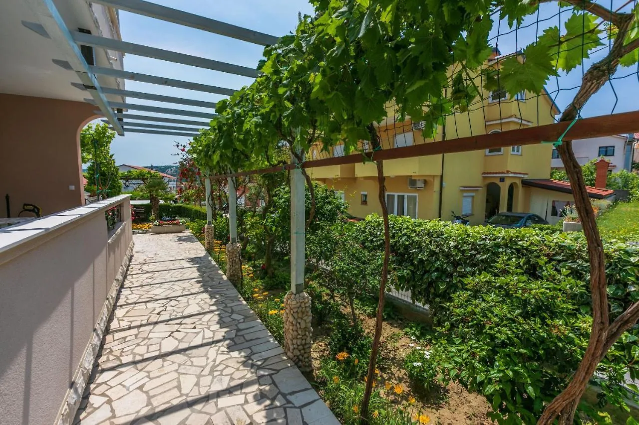 Apartments Anica Lopar