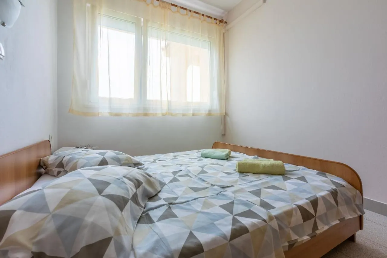 Apartments Anica لوبار 0*,