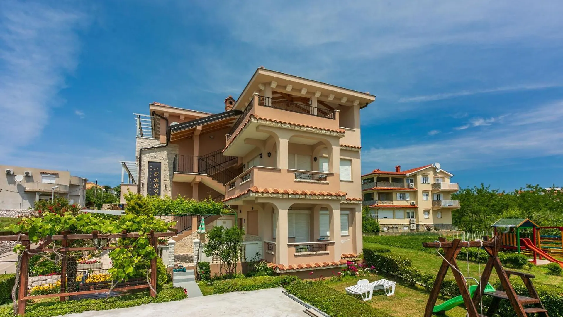 Apartments Anica لوبار
